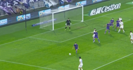 津媒：李永佳被球击中颞部后出现脑震荡症状，下场后眩晕恶心