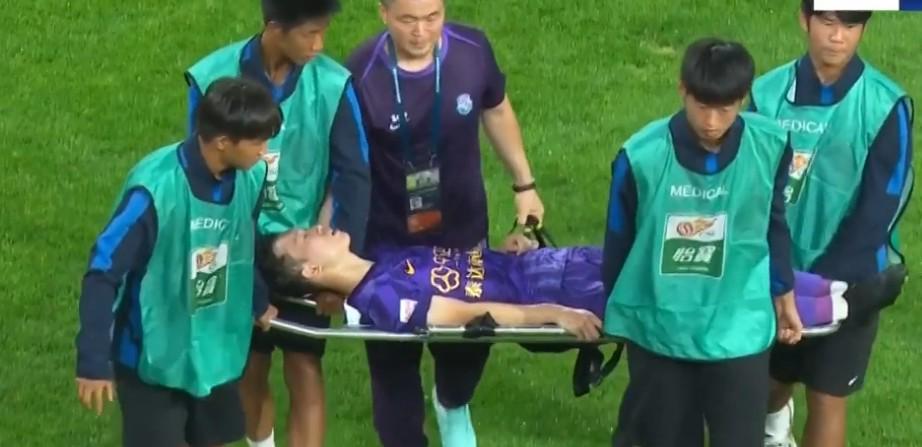 津媒：李永佳被球击中颞部后出现脑震荡症状，下场后眩晕恶心