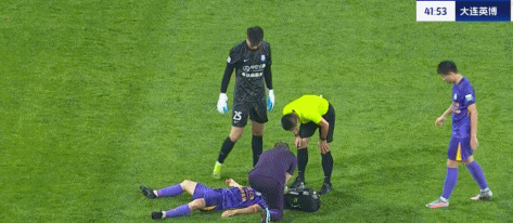 津媒：李永佳被球击中颞部后出现脑震荡症状，下场后眩晕恶心
