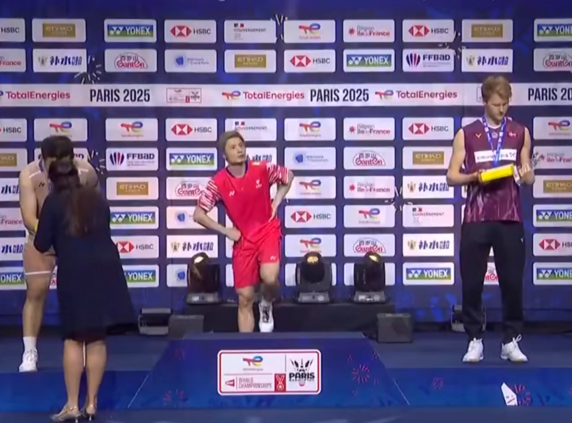 石宇奇夺冠颁奖！赛后喜极而泣，颁奖展喜悦，手握金牌独享颁奖台