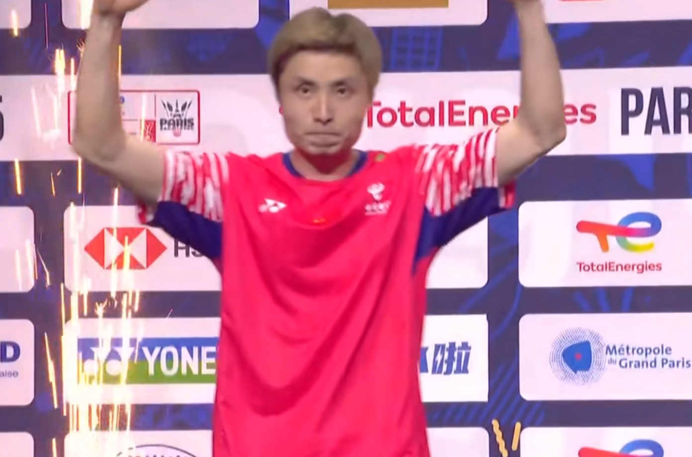 石宇奇夺冠颁奖！赛后喜极而泣，颁奖展喜悦，手握金牌独享颁奖台