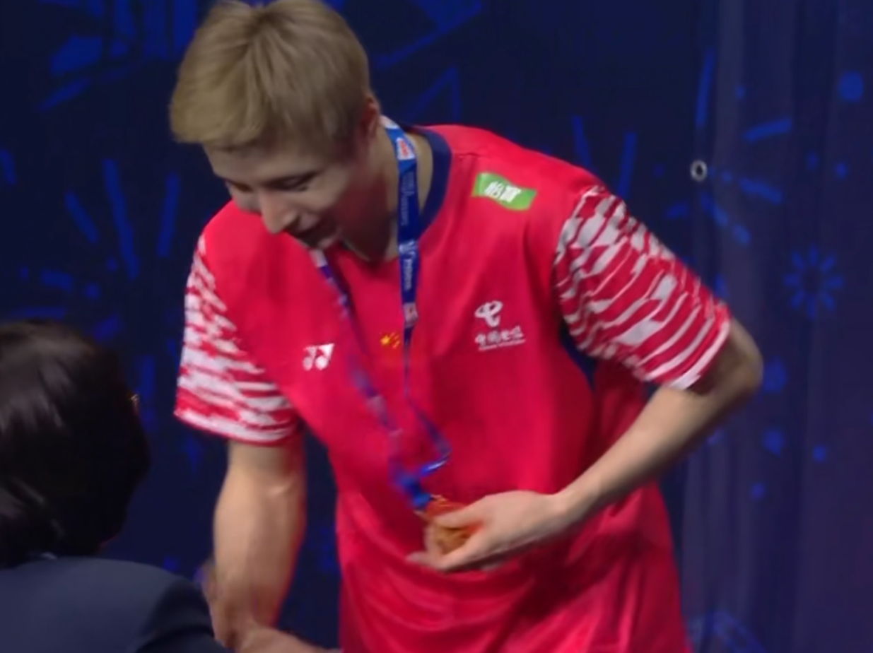 石宇奇夺冠颁奖！赛后喜极而泣，颁奖展喜悦，手握金牌独享颁奖台