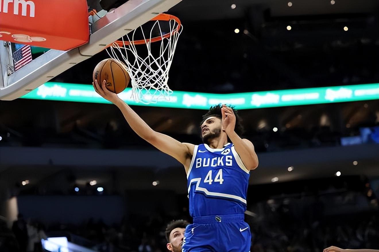 为了签下字母哥哥,雄鹿接下来不得不裁掉两名年轻球员?